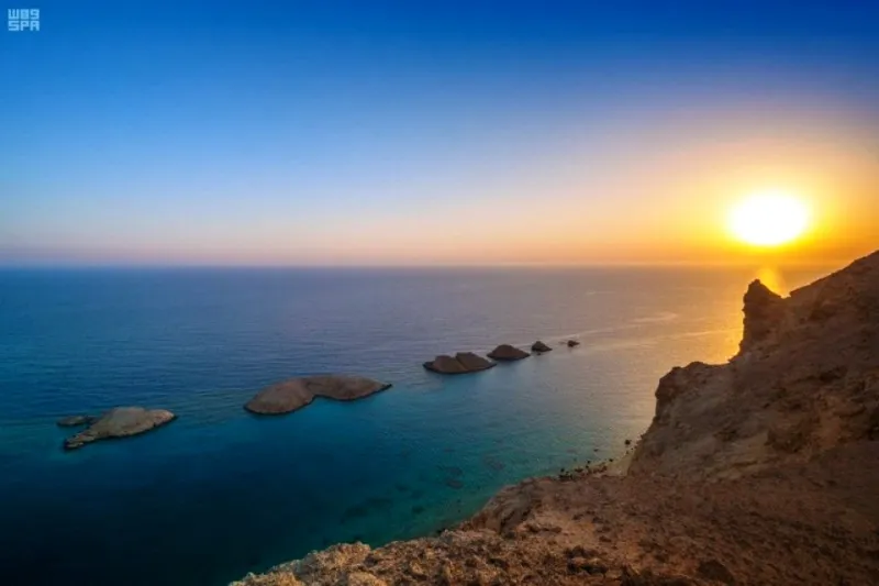 مطار نيوم يستقبل أولى رحلاته الجوية (صور) 