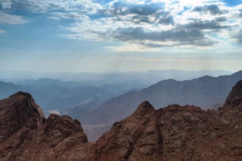 مطار نيوم يستقبل أولى رحلاته الجوية (صور) 