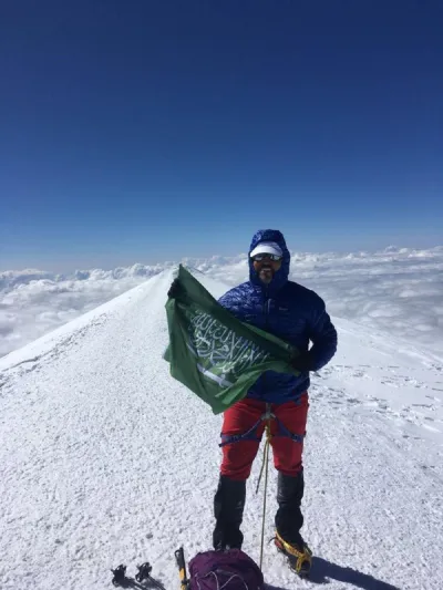 تحت شعار"همم كالجبال".. سعودي يرفع علم المملكة على قمة "فنسون" في حرارة 45 تحت الصفر