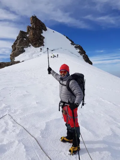 تحت شعار"همم كالجبال".. سعودي يرفع علم المملكة على قمة "فنسون" في حرارة 45 تحت الصفر