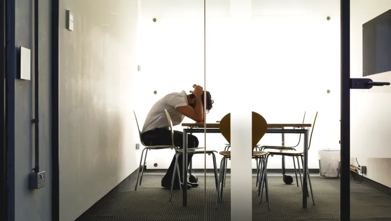 أنت ومديرك صديقان؟.. احذر الأمر ليس في صالحك