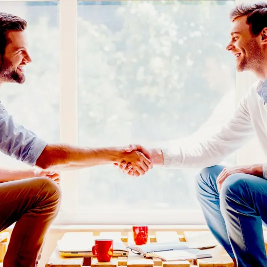 أنت ومديرك صديقان؟.. احذر الأمر ليس في صالحك