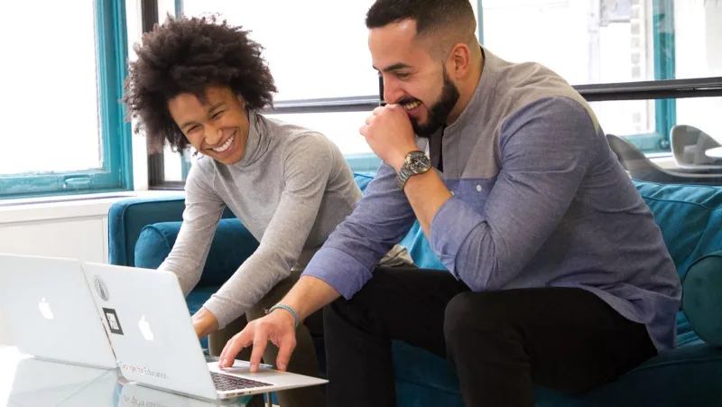 أنت ومديرك صديقان؟.. احذر الأمر ليس في صالحك