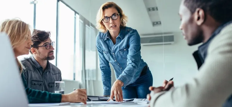 أنت ومديرك صديقان؟.. احذر الأمر ليس في صالحك