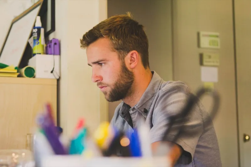 كيف تدير شخصاً فوضوياً دون أن تفقد صوابك؟