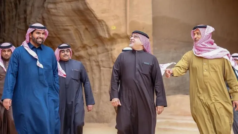 ولي عهد البحرين يلتقط صورا لآثار العلا في السعودية