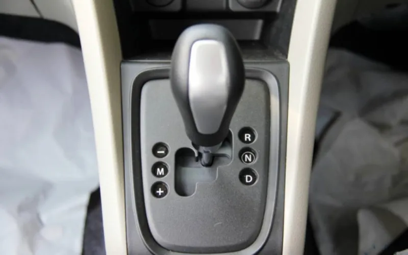 ترك السيارة على الوضع المحايد بالزحام.. سيء أم مفيد؟