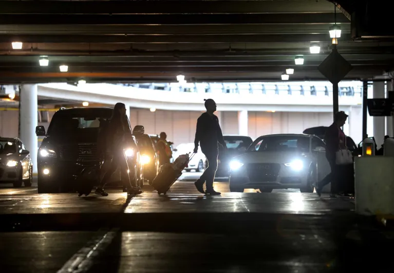 ترك السيارة على الوضع المحايد بالزحام.. سيء أم مفيد؟