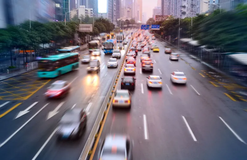 ترك السيارة على الوضع المحايد بالزحام.. سيء أم مفيد؟