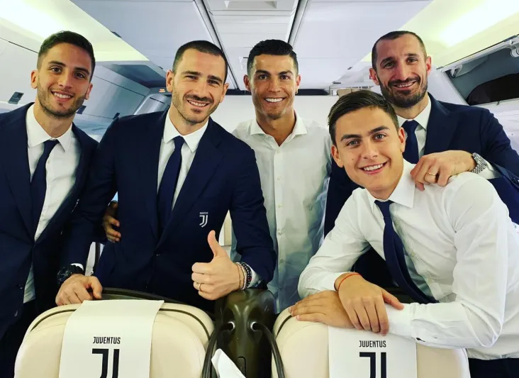 اجتاحت وسائل التواصل.. قصة صورة رونالدو ومسؤول الجوازات السعودي