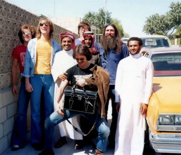 زيارة نادرة لفرقة غنائية أمريكية للمملكة قبل 40 عاما (صور)