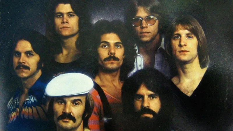 زيارة نادرة لفرقة غنائية أمريكية للمملكة قبل 40 عاما (صور)