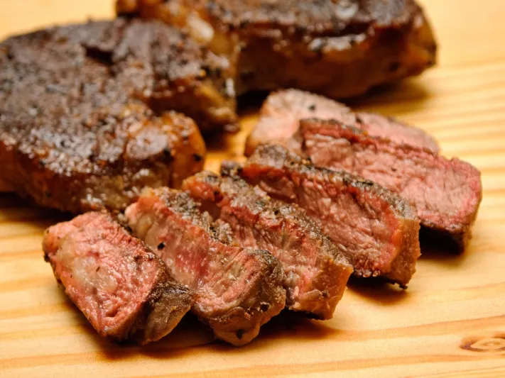 انتبه.. تناول الأطعمة النيئة وغير مكتملة الطهي يعرضك لمشكلات صحية