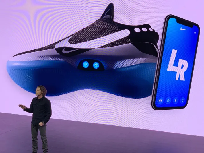 نايكي تطلق حذاء ذكيا يُضبط على مقاس القدم من خلال الهاتف (فيديو)