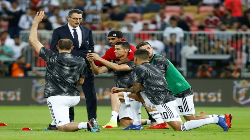 آخرهم "سيلفي" رونالدو.. أغرب مواقف اقتحام الجماهير للملاعب (صور وفيديو) 