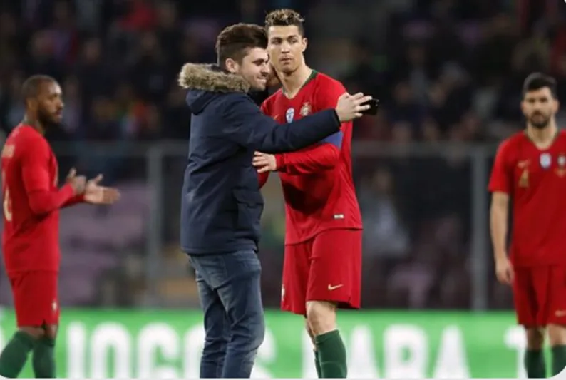 آخرهم "سيلفي" رونالدو.. أغرب مواقف اقتحام الجماهير للملاعب (صور وفيديو) 