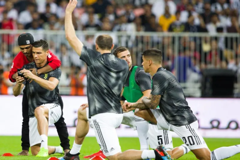 آخرهم "سيلفي" رونالدو.. أغرب مواقف اقتحام الجماهير للملاعب (صور وفيديو) 