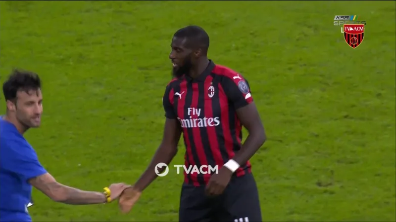 آخرهم "سيلفي" رونالدو.. أغرب مواقف اقتحام الجماهير للملاعب (صور وفيديو) 