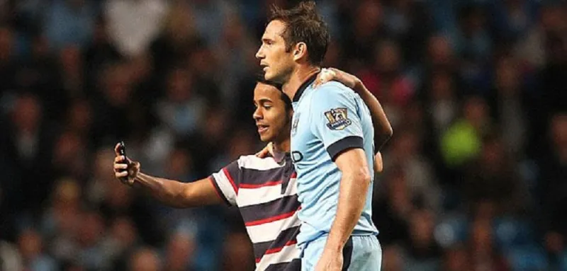 آخرهم "سيلفي" رونالدو.. أغرب مواقف اقتحام الجماهير للملاعب (صور وفيديو) 