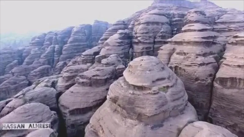 جبال القهر.. لوحة ربانية بديعة تأسر الأنظار بجمالها (فيديو)