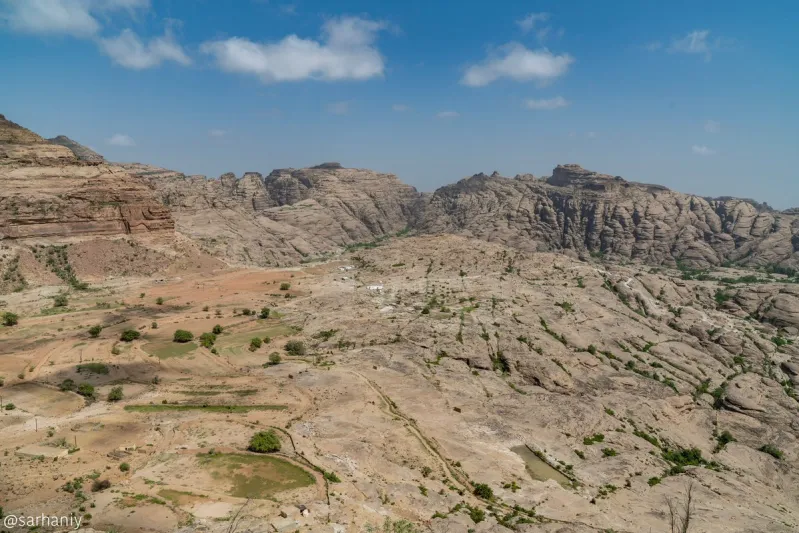 جبال القهر.. لوحة ربانية بديعة تأسر الأنظار بجمالها (فيديو)