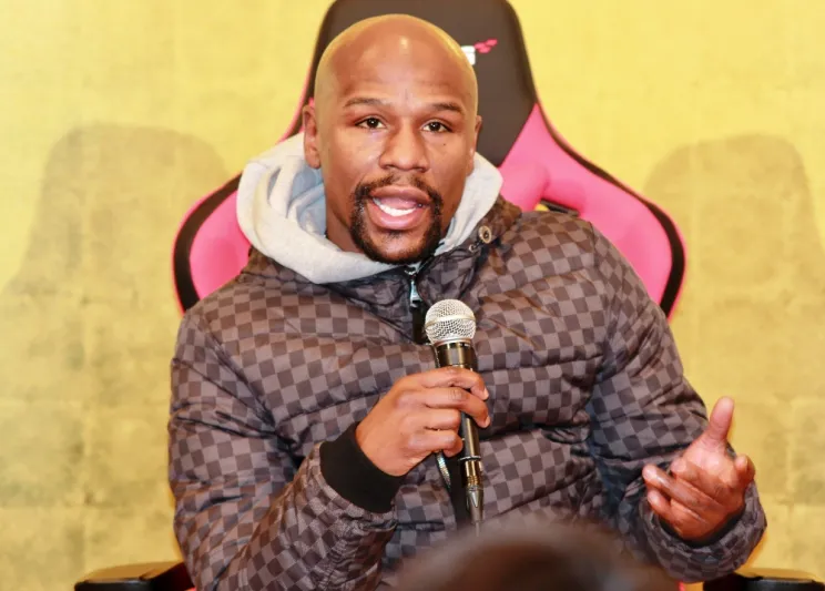 كيف تباهي مايوذر بثروته الضخمة؟ (فيديو)