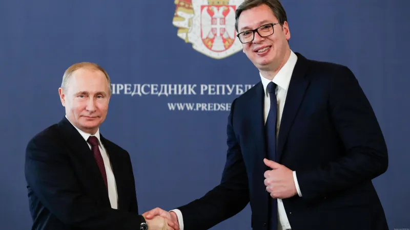 «بوتين» يتلقى هدية غريبة من الرئيس الصربى (فيديو)