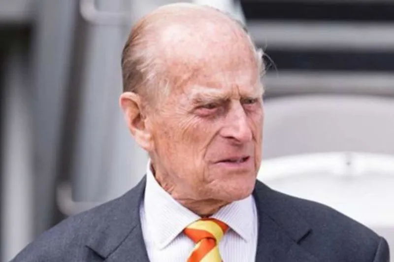 أنقلبت سيارته.. كيف نجا الأمير فيليب من هذا الحادث؟