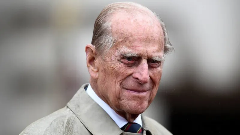 أنقلبت سيارته.. كيف نجا الأمير فيليب من هذا الحادث؟