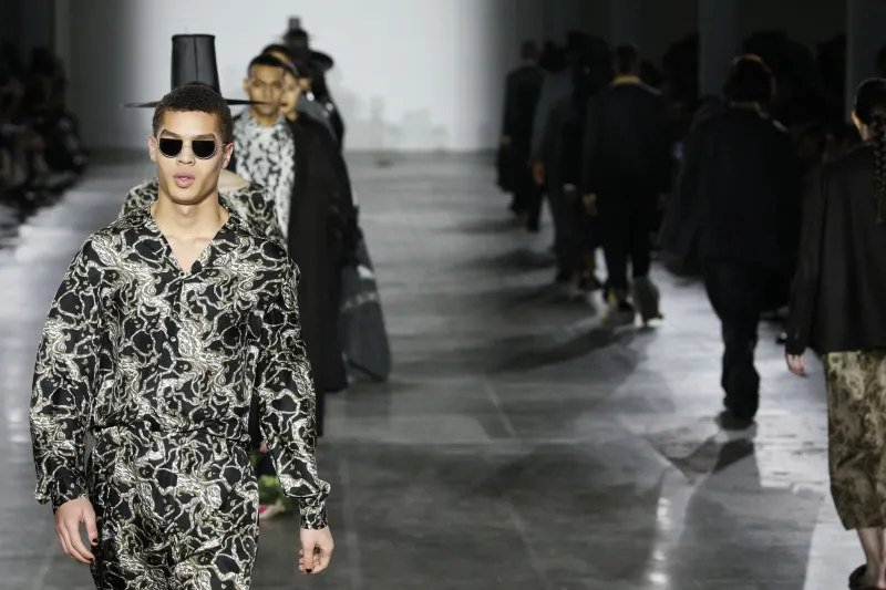 في أول أسابيع موضة 2019.. إطلالات متنوعة خاصة بالرجل الأنيق والعصري