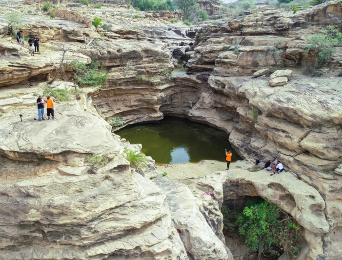 جمال الطبيعة.. جبال "القهر" ترسم لوحة ربانية جميلة في السعودية (فيديو)