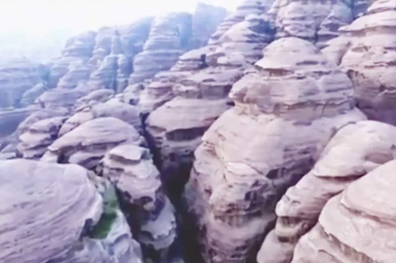 جمال الطبيعة.. جبال "القهر" ترسم لوحة ربانية جميلة في السعودية (فيديو)