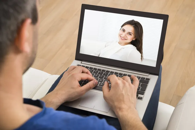 كيف يؤثر الزواج عبر الإنترنت على استمرارية العلاقة بين الطرفين؟