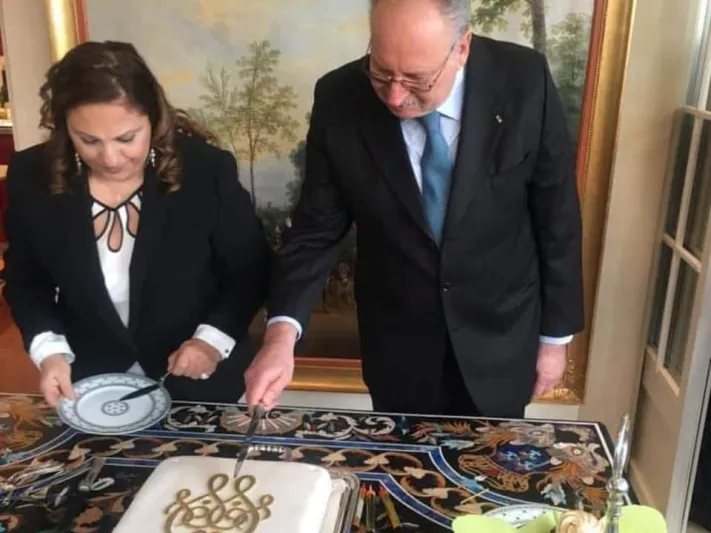 آخر ملوك مصر يحتفل بعقد قران ابنته بمنزله في سويسرا (صور وفيديو)