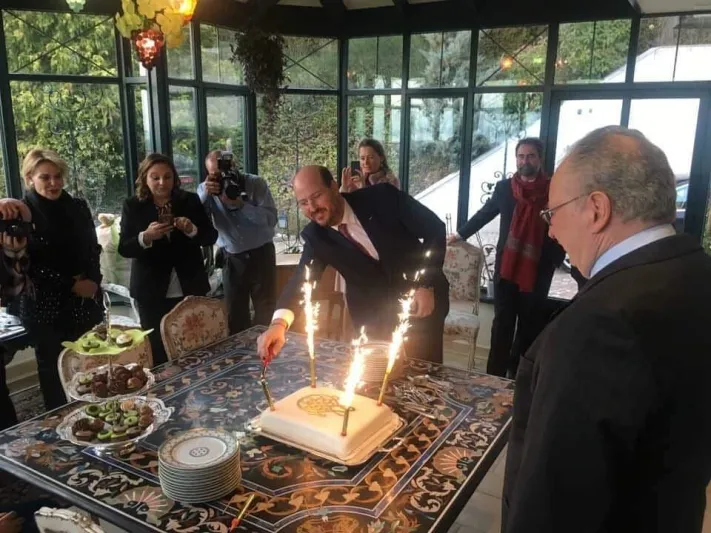 آخر ملوك مصر يحتفل بعقد قران ابنته بمنزله في سويسرا (صور وفيديو)