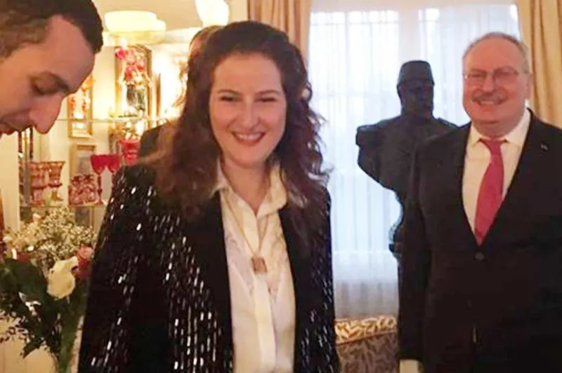 آخر ملوك مصر يحتفل بعقد قران ابنته بمنزله في سويسرا (صور وفيديو)