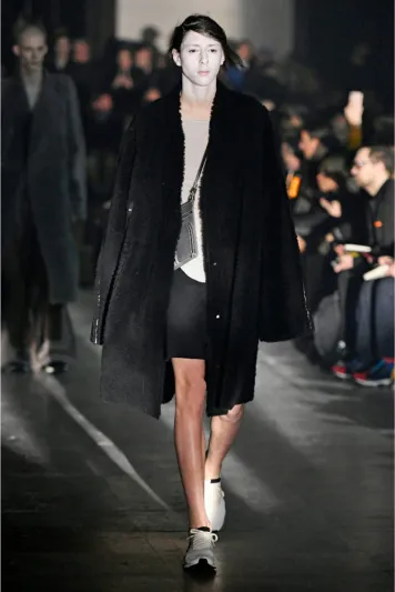 أشكال هندسية وحضور لـ«مايكل جاكسون».. أجمل الأحذية في أسبوع موضة الرجال بباريس