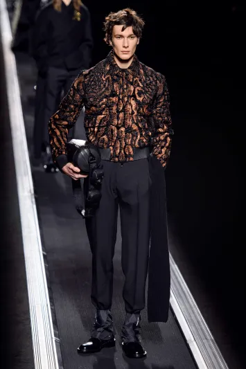 هذه إبداعاته.. كيم جونز يحلق بـ«ديور» في سماء أسبوع الموضة في باريس