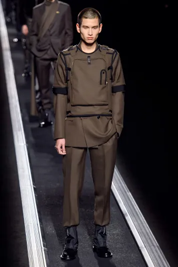 هذه إبداعاته.. كيم جونز يحلق بـ«ديور» في سماء أسبوع الموضة في باريس