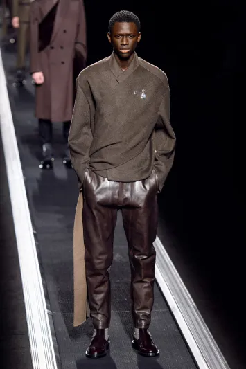 هذه إبداعاته.. كيم جونز يحلق بـ«ديور» في سماء أسبوع الموضة في باريس