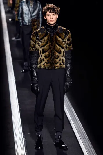 هذه إبداعاته.. كيم جونز يحلق بـ«ديور» في سماء أسبوع الموضة في باريس