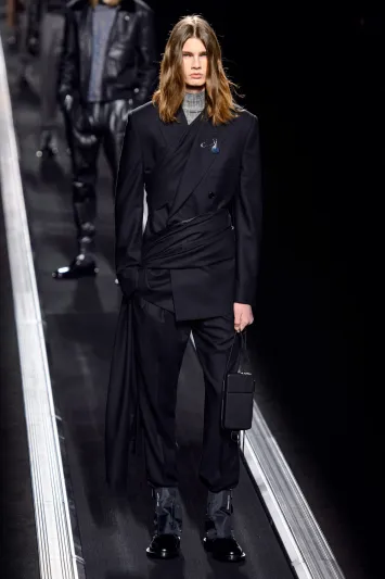 هذه إبداعاته.. كيم جونز يحلق بـ«ديور» في سماء أسبوع الموضة في باريس