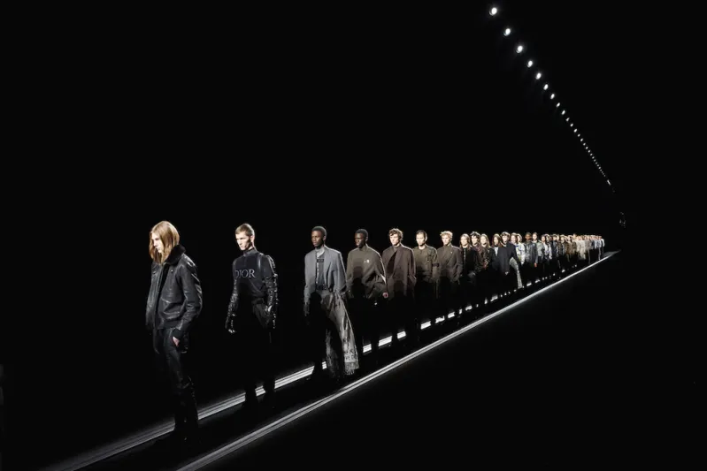 هذه إبداعاته.. كيم جونز يحلق بـ«ديور» في سماء أسبوع الموضة في باريس