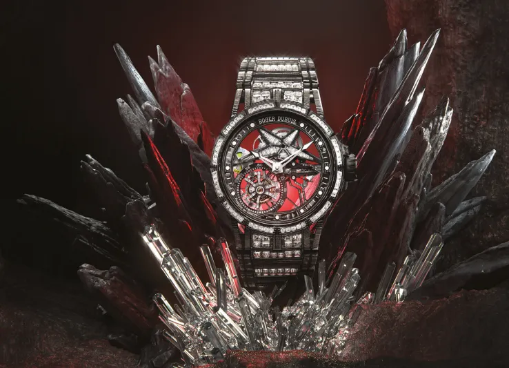 تشبه الكوكب الساطع.. ساعة «روجيه دوبوي» الماسية الفاخرة (فيديو)