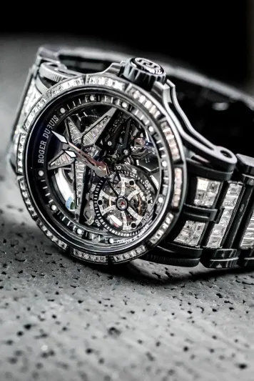 تشبه الكوكب الساطع.. ساعة «روجيه دوبوي» الماسية الفاخرة (فيديو)