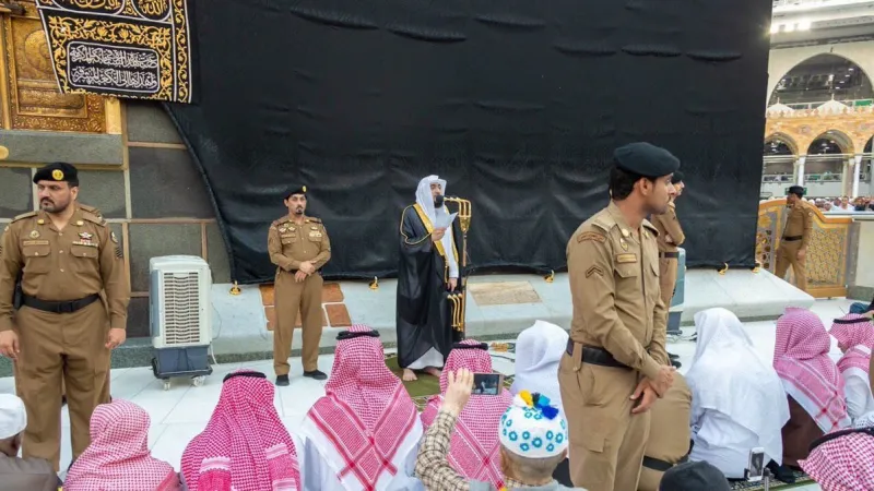 الآلاف يؤدون صلاة الخسوف بالمسجد الحرام (صور وفيديو)