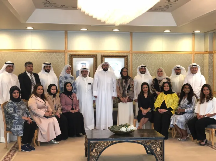 فيديو: سجلت مقطع لأبنها وهو منهار.. إحالة مدونة كويتية شهيرة للتحقيق 