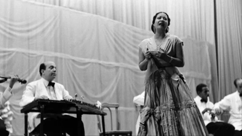 بتقنية الهولوغرام.. أم كلثوم تعود للحياة على مسرح مرايا في مهرجان شتاء طنطورة (فيديو)