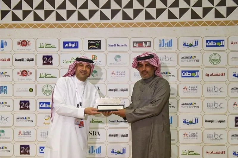 تتويج الفائزين بالأشواط الثلاثة الأولى بمسابقة "الملواح" في مهرجان الصقور