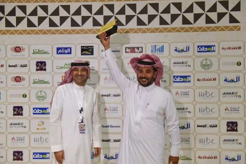 تتويج الفائزين بالأشواط الثلاثة الأولى بمسابقة "الملواح" في مهرجان الصقور